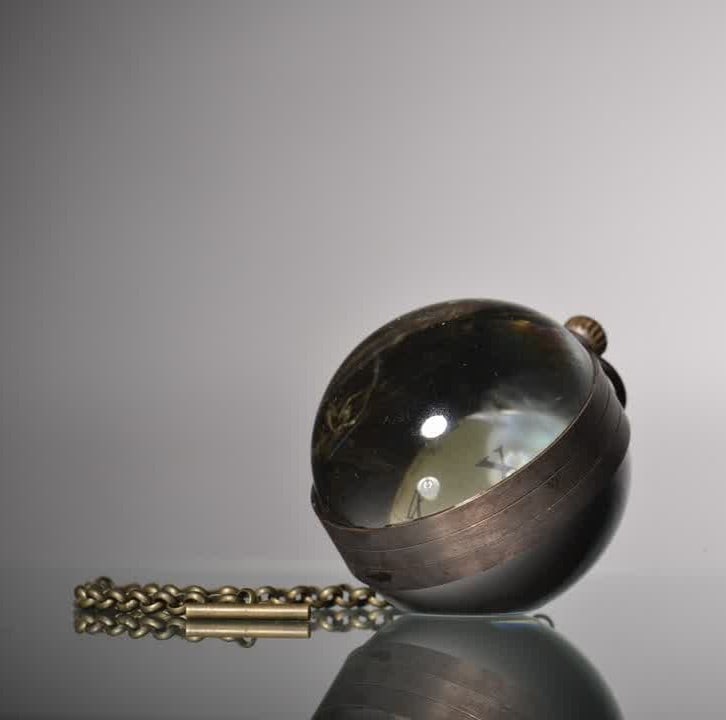 A twentieth-century crystal spherical mechanical clock - 6