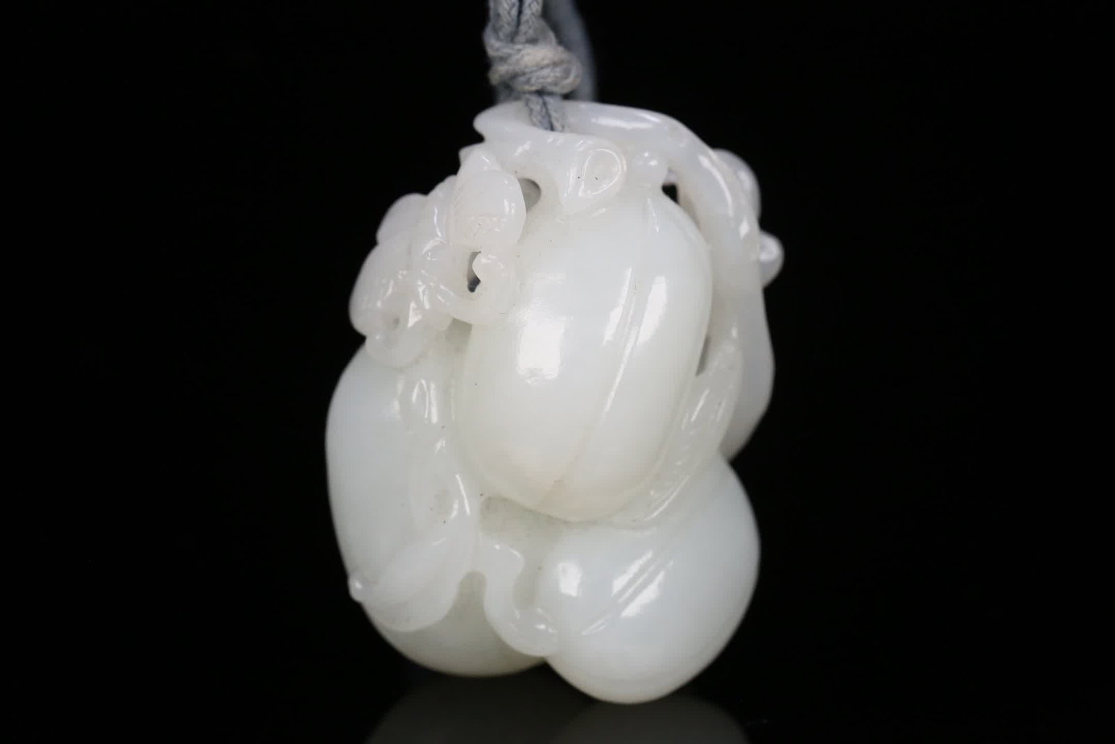 A Qing Dynasty Hetian jade piece with a "melon and melon dillock" handle (1 of 9)