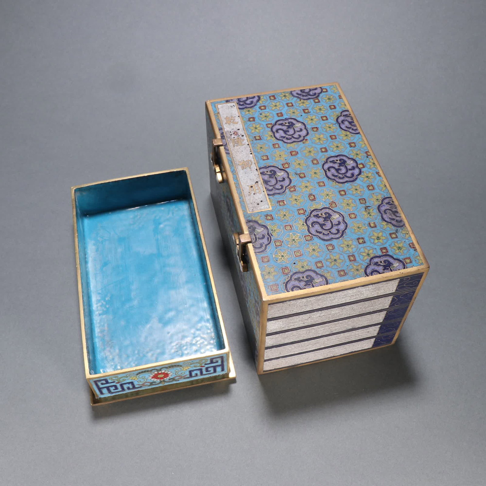 A Qing Dynasty gilt bronze cloisonne book lid box: Qing Dynasty gilt bronze cloisonne book lid box SIZE: H:10.3cm W:17cm W:2440.3g (The Dimensions Of All Batches Are Manually Measured.If You Need More Detailed Information, Please Contact Our Customer