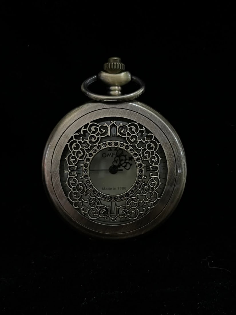 A pocket watch from the late Qing dynasty with a single blooming flower: In the late Qing dynasty, flowers bloom alone on the pocket watch SIZE: D:45mm (The Dimensions Of All Batches Are Manually Measured.If You Need More Detailed Information, Please Contact Our Customer