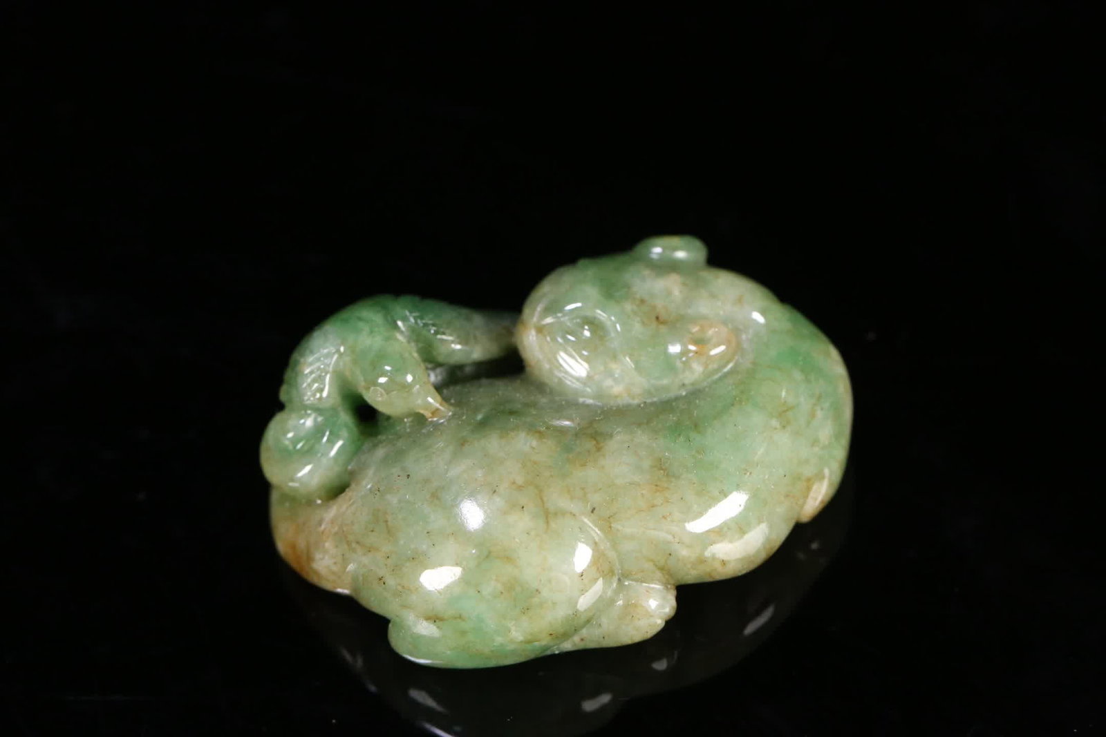 An old jadeite auspicious beast carving: Old jadeite auspicious beast carving SIZE: 5.1x3.6x1.9cm W:56.5g (The Dimensions Of All Batches Are Manually Measured.If You Need More Detailed Information, Please Contact Our Customer Service Before 