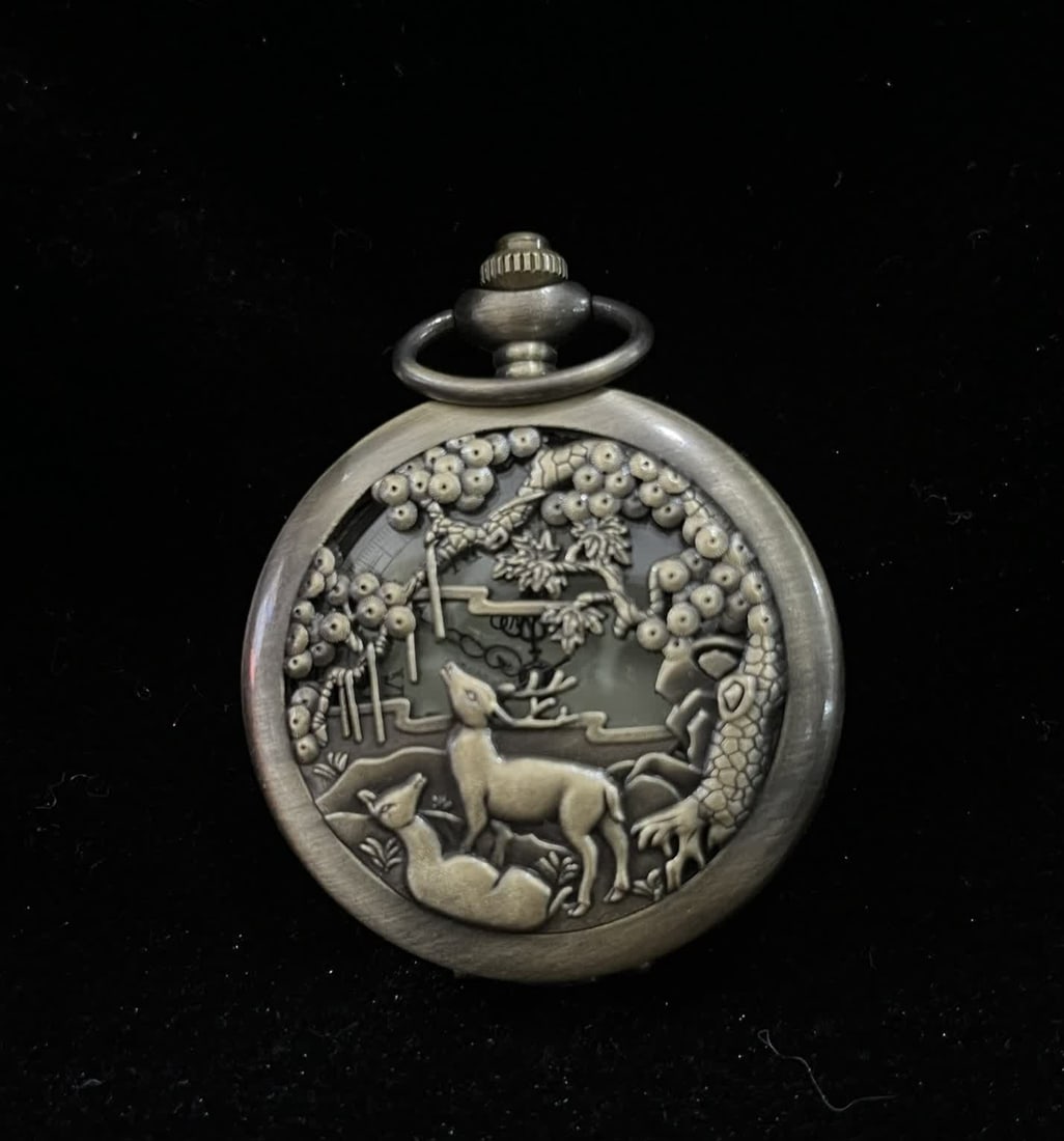 A Late Qing Dynasty deer relief single-panel pocket watch: A single pocket watch with a deer relief carved in the late Qing dynasty SIZE: D:45mm (The Dimensions Of All Batches Are Manually Measured.If You Need More Detailed Information, Please Contact Our