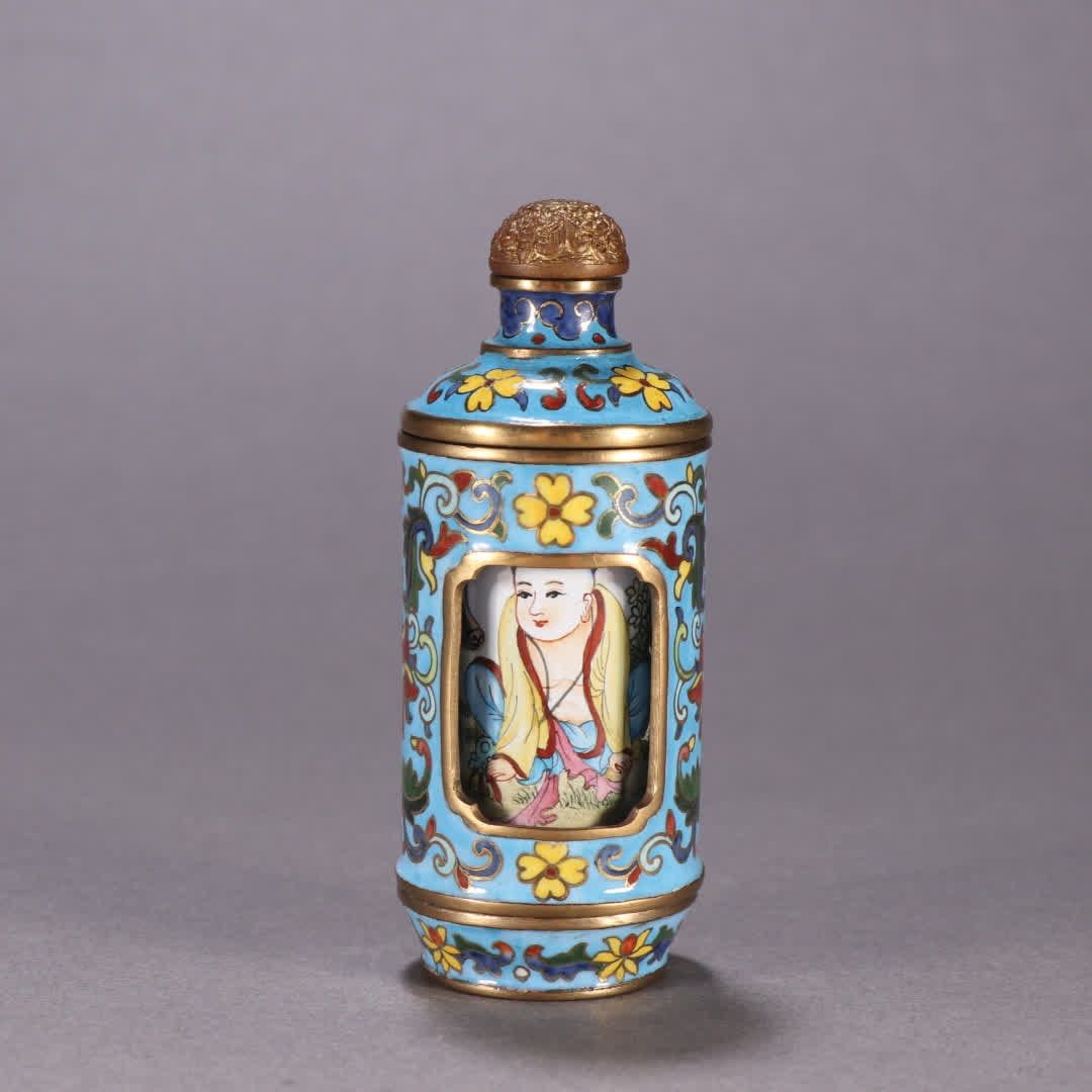 A Qing Dynasty bronze-bodied cloisonne window-opening character story reversed heart snuff bottle: Qing Dynasty copper-bodied cloisonne window opening character story, heart-turning snuff bottle SIZE: H:8.9cm W:3.5cm W:210g (The Dimensions Of All Batches Are Manually Measured.If You Need More