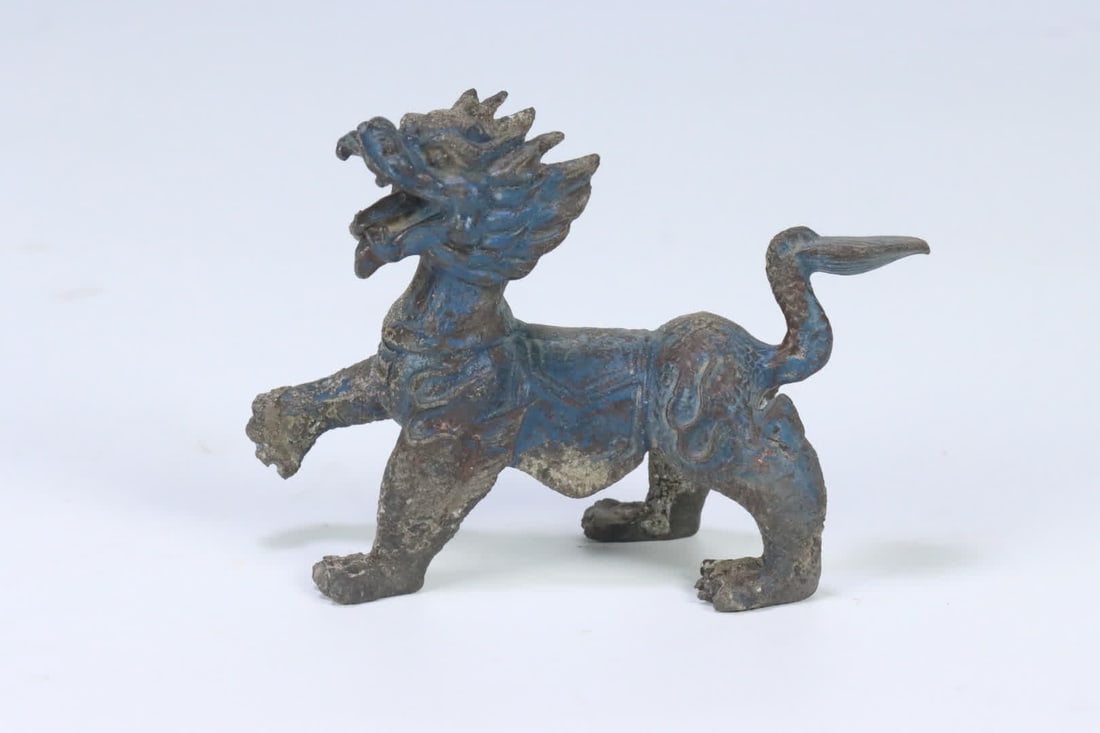 A bronze auspicious beast ornament: Bronze auspicious beast ornament SIZE: 9.5x4.3x7.1cm W:249.7g (The Dimensions Of All Batches Are Manually Measured.If You Need More Detailed Information, Please Contact Our Customer Service Before
