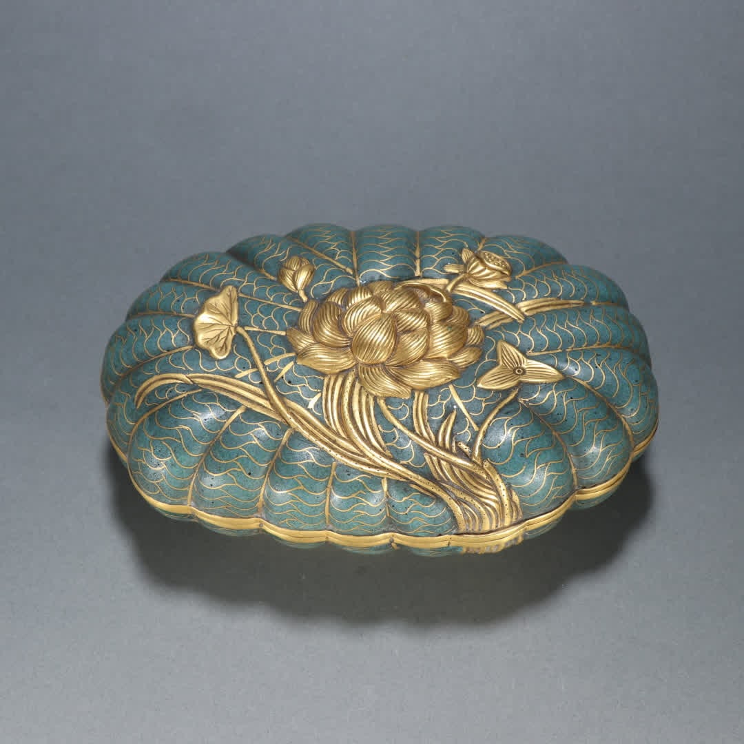 One piece made during the Jingtai period: cloisonne blue square zun with beast-ear crane patterns: Jingtai period made: Jingtai blue square zun with beast-ear crane patterns SIZE: H:6.8cm W:18.6cm W:890g (The Dimensions Of All Batches Are Manually Measured.If You Need More Detailed Information,