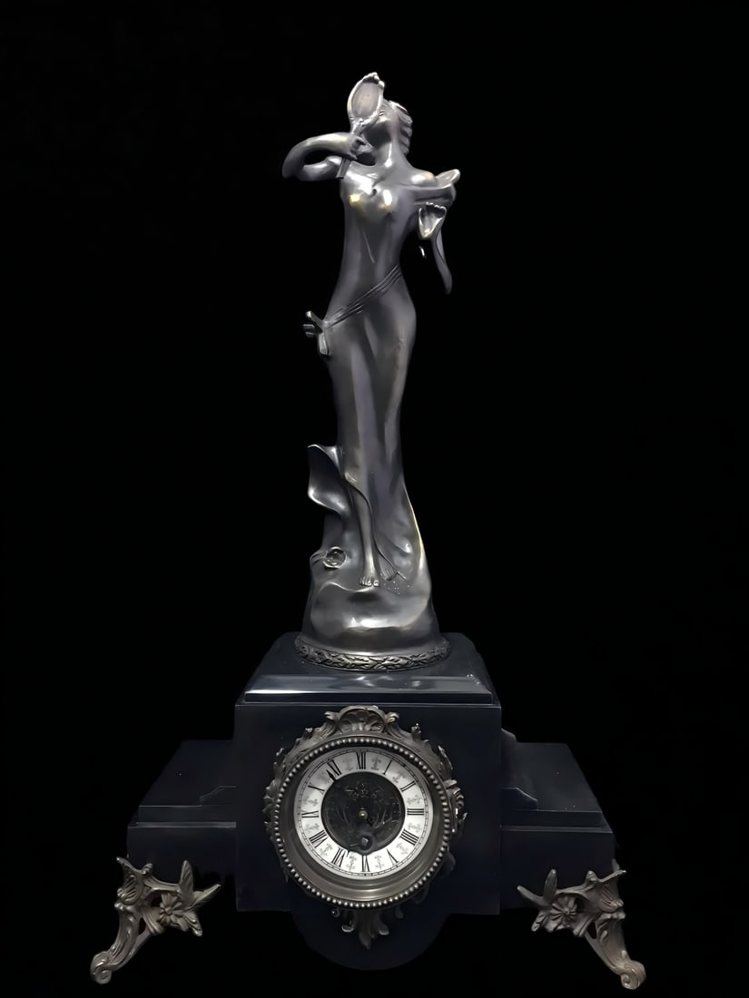 A late Qing dynasty bronze carved human standing clock: Late Qing dynasty bronze carved human hand clock SIZE: L:29cm H:54cm (The Dimensions Of All Batches Are Manually Measured.If You Need More Detailed Information, Please Contact Our Customer Service