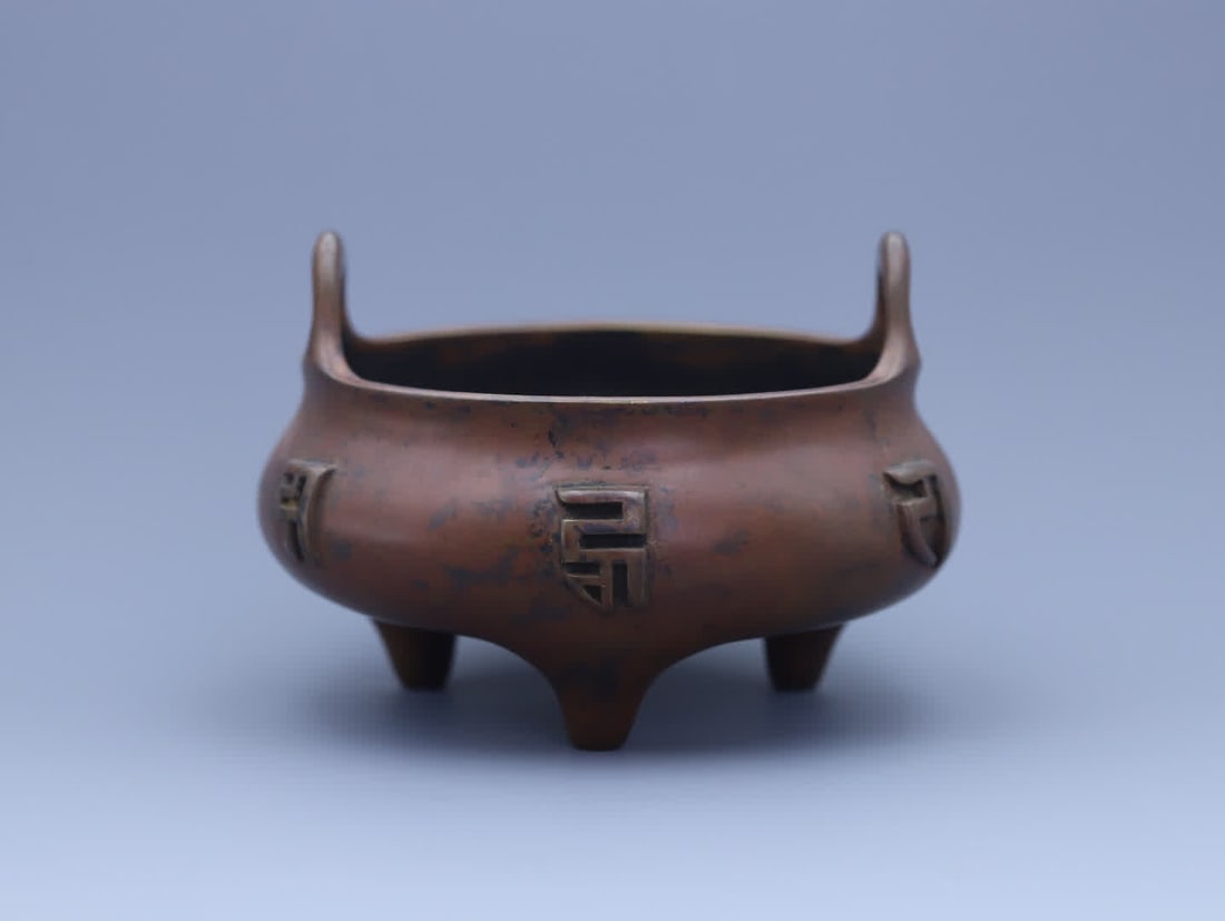 A Ming Dynasty bronze Shakyamuni Buddha: Ming Dynasty Bronze Shakyamuni The furnace body is made of refined copper, cast entirely using the lost-wax method. The body is thick and presses against the hand, producing a crisp, lingering sound