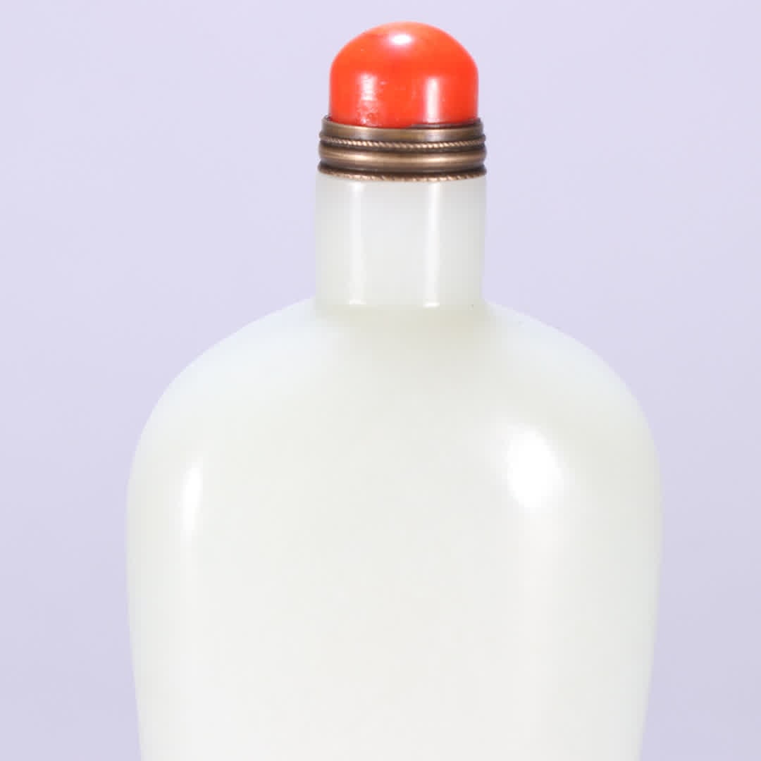 A Qing Dynasty Hetian jade snuff bottle - 2