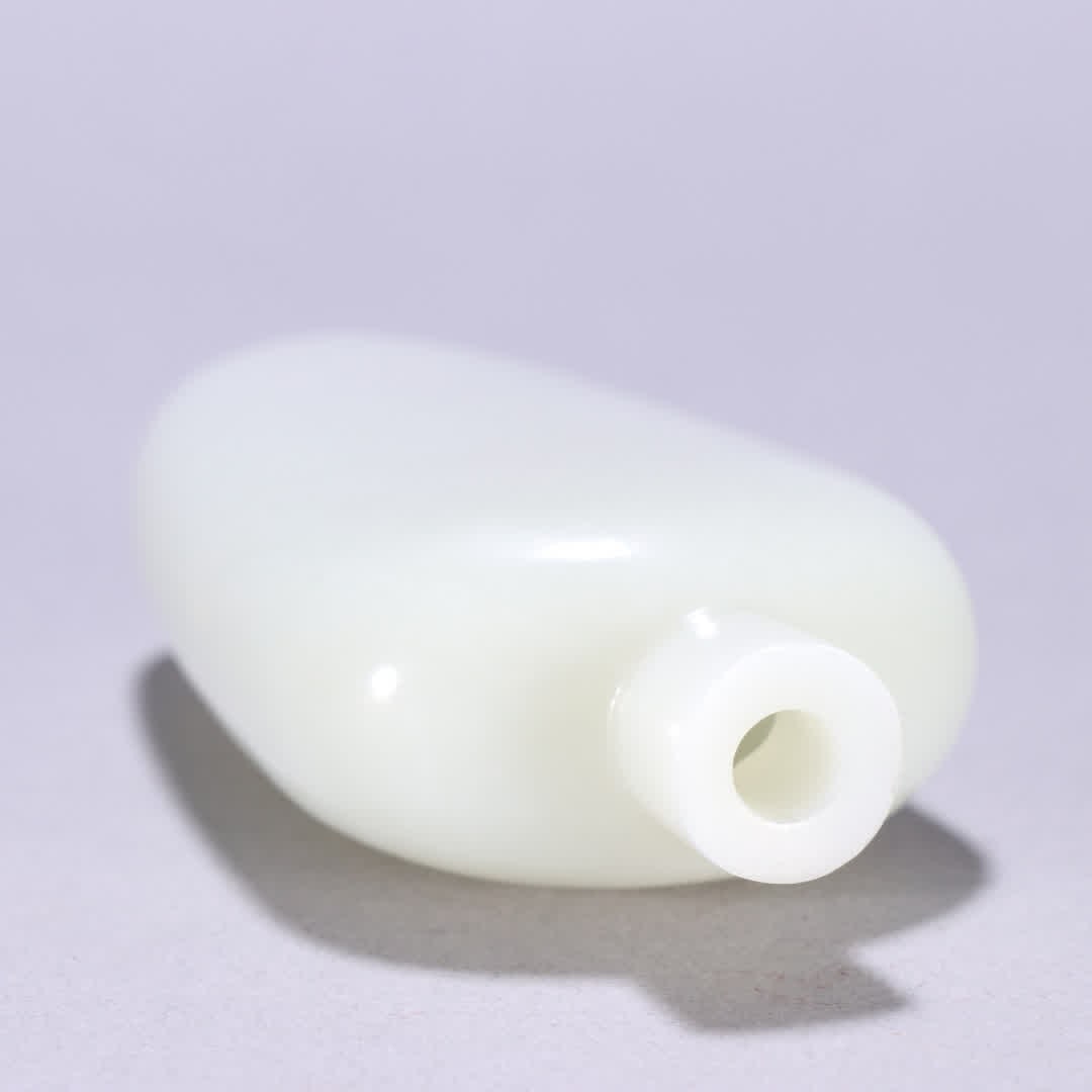 A Qing Dynasty Hetian jade snuff bottle - 8