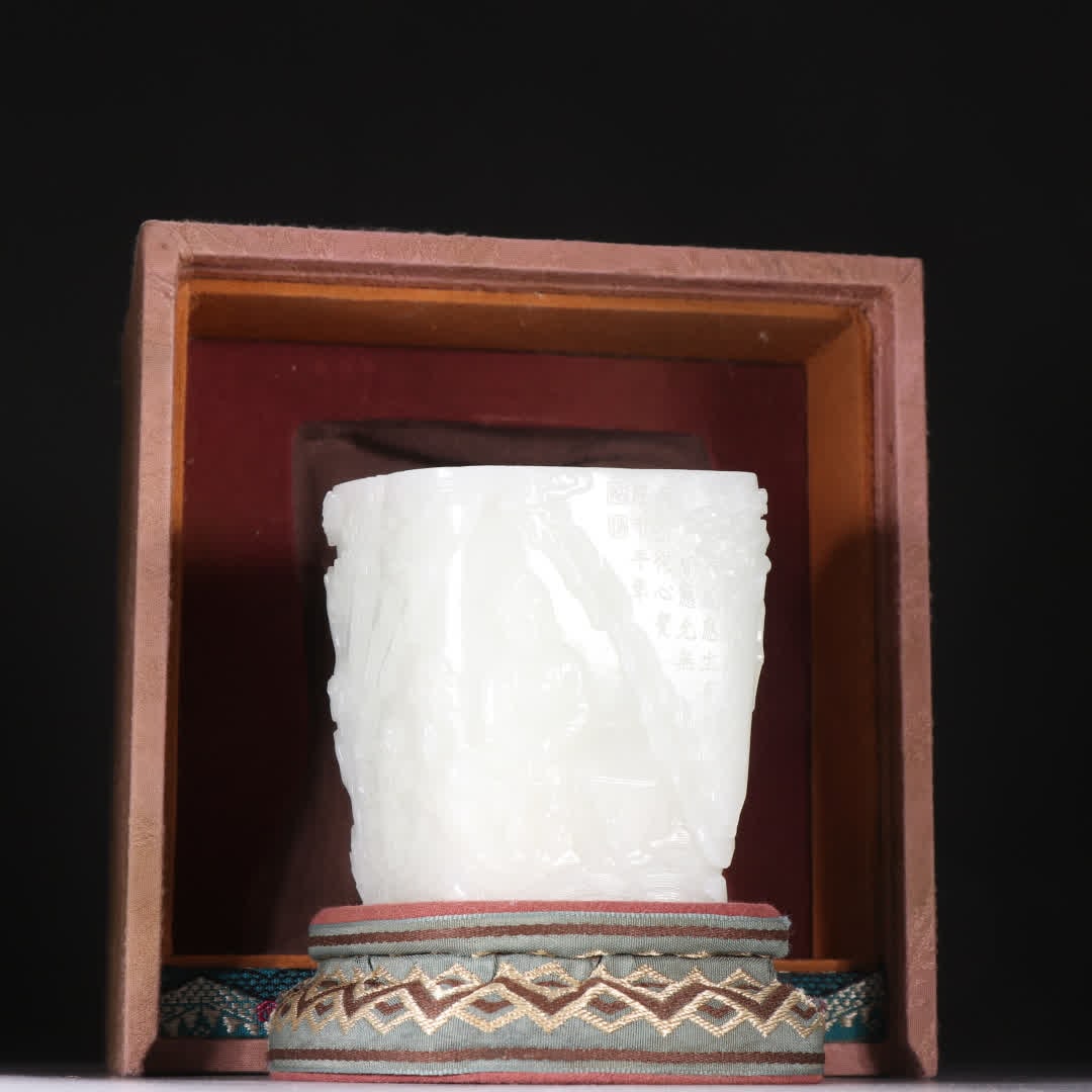 A Qing Dynasty Hetian jade brush holder featuring character stories, poetry, and prose: Qing Dynasty Hetian jade character story poetry brush pot SIZE: H:8.5cm W:8.9cm W:411.9g (The Dimensions Of All Batches Are Manually Measured.If You Need More Detailed Information, Please Contact Our 