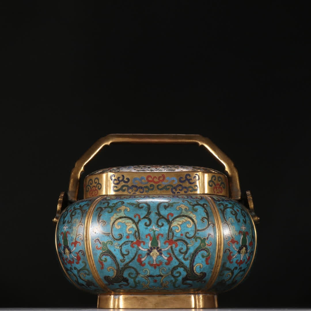 A Qing Dynasty gilt bronze cloisonne lotus lotus leaf lid box: Qing Dynasty gilt bronze cloisonne lotus lotus leaf lid box SIZE: H:19.2cm W:18.8cm W:1920.2g (The Dimensions Of All Batches Are Manually Measured.If You Need More Detailed Information, Please