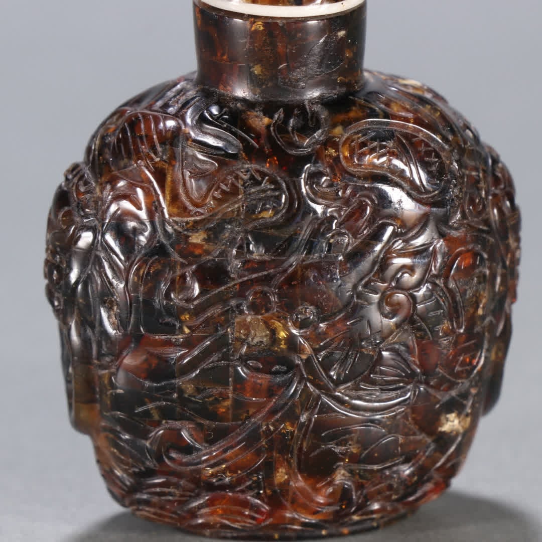 A snuff bottle with amber sea dragon patterns - 2