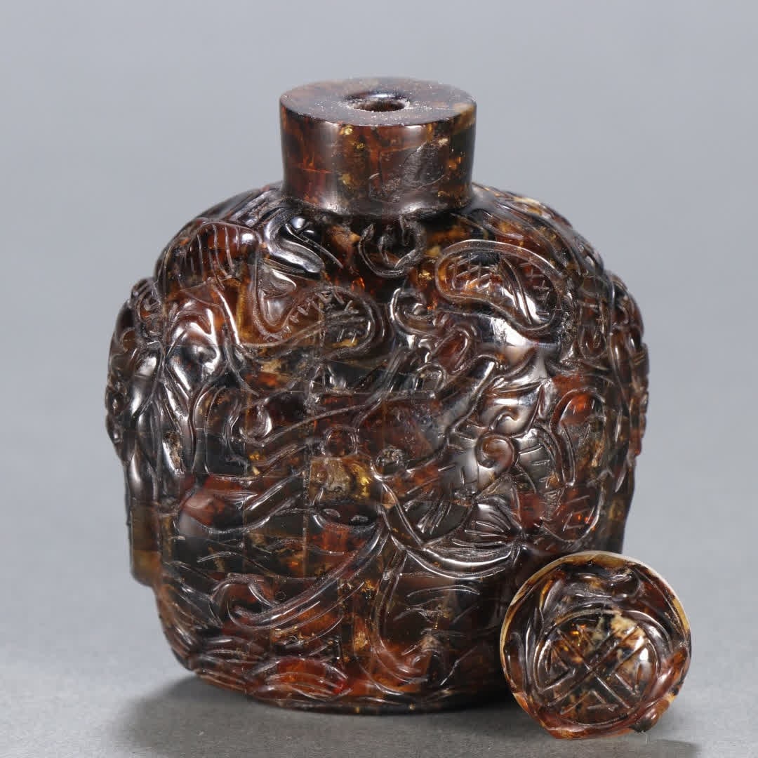 A snuff bottle with amber sea dragon patterns - 3