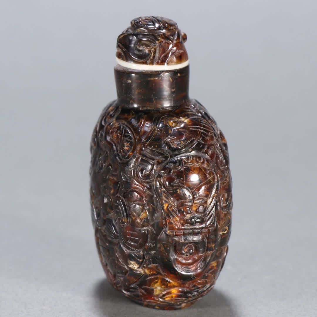 A snuff bottle with amber sea dragon patterns - 4