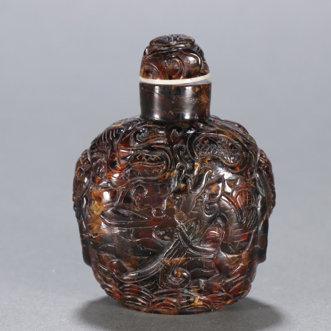A snuff bottle with amber sea dragon patterns - 5