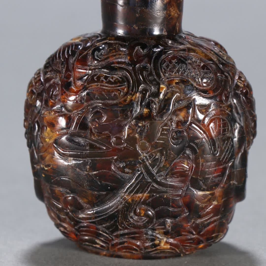 A snuff bottle with amber sea dragon patterns - 6
