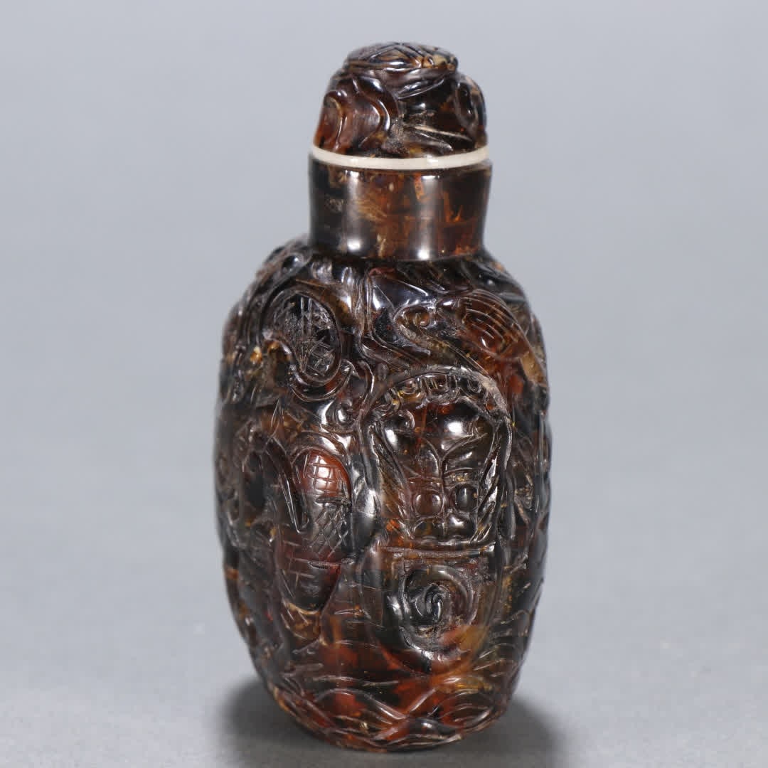 A snuff bottle with amber sea dragon patterns - 7