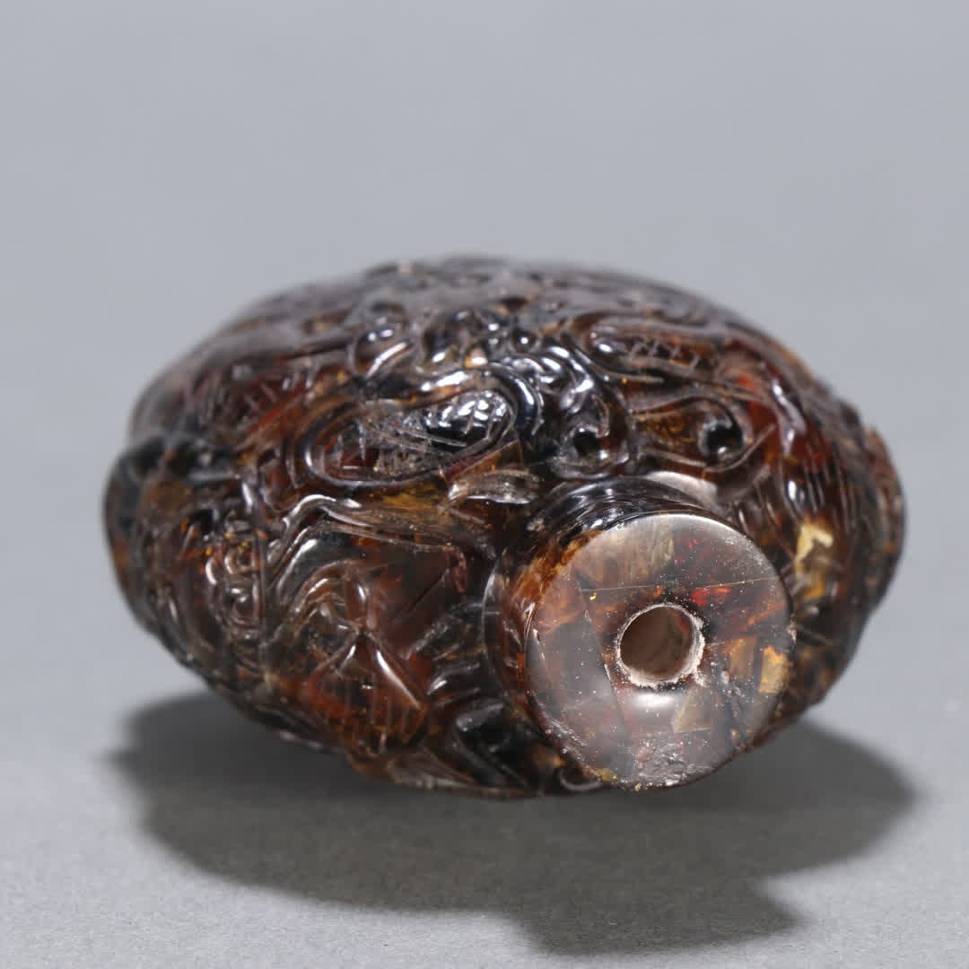 A snuff bottle with amber sea dragon patterns - 8