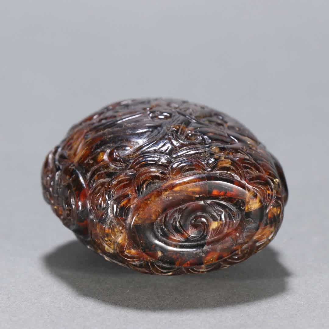 A snuff bottle with amber sea dragon patterns - 9