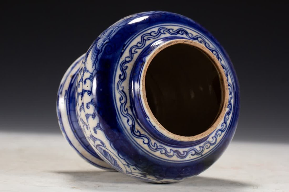 A Ming dynasty blue-and-white jar - 5