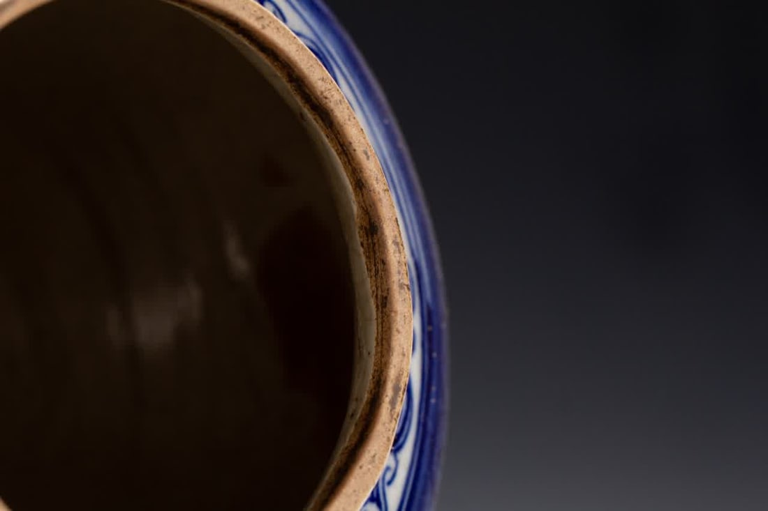 A Ming dynasty blue-and-white jar - 7