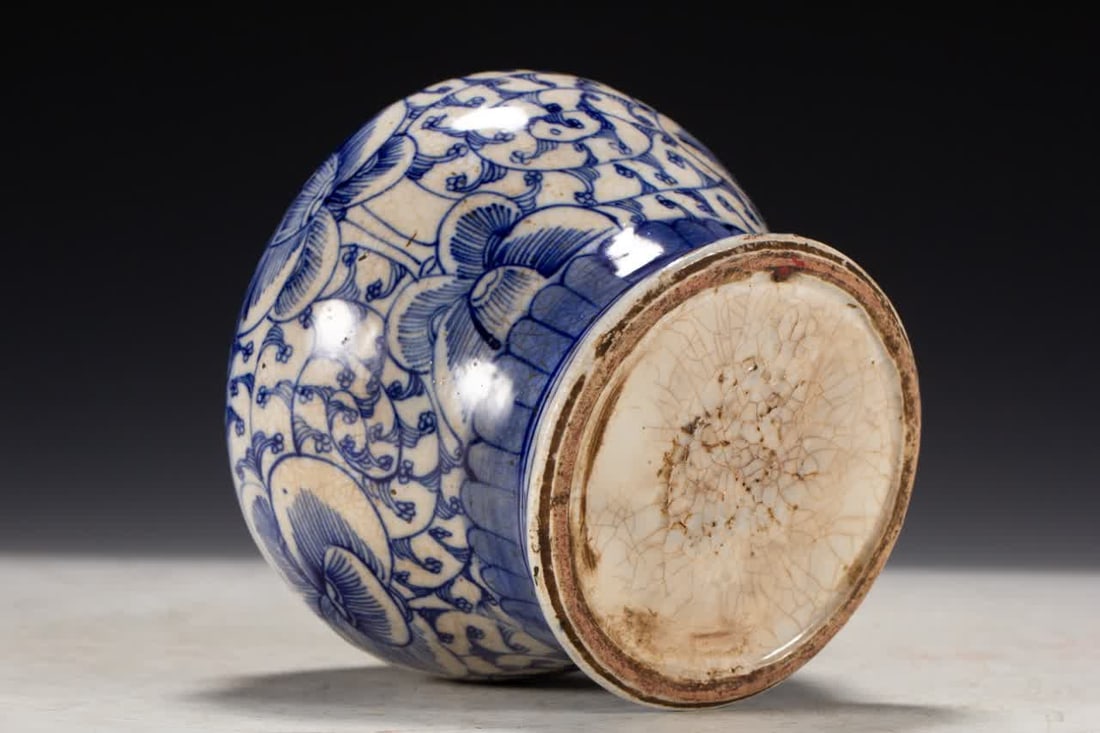 A Ming dynasty blue-and-white jar - 9