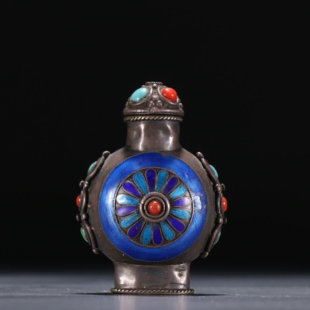 A Qing Dynasty pure silver slug inlaid with gemstones: Qing Dynasty pure silver snuff bottle with inlaid gemstones SIZE: H:5.95cm W:3.93cm W:30.8g (The Dimensions Of All Batches Are Manually Measured.If You Need More Detailed Information, Please Contact
