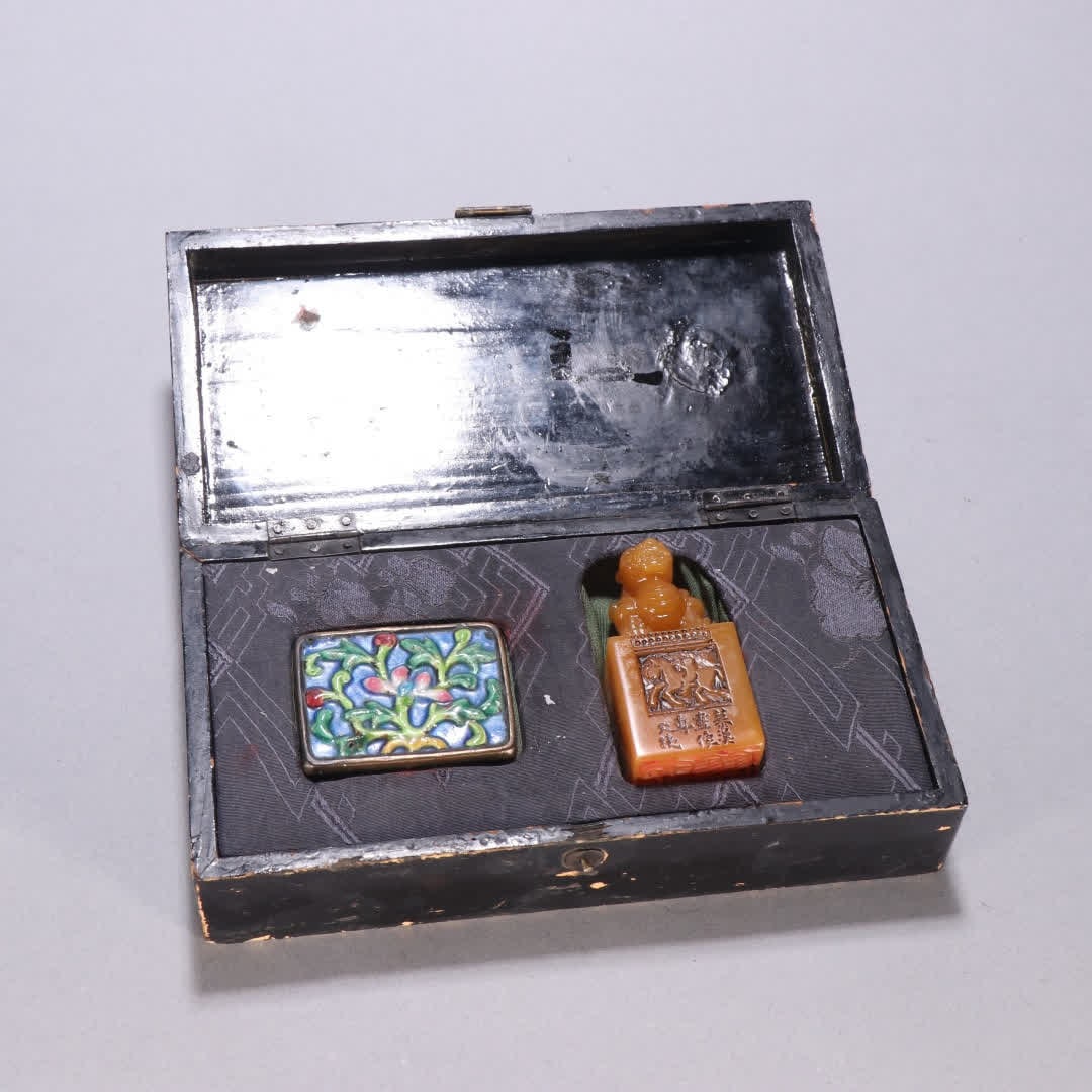 One Wang Daxin Signature Tian Huang Stone Auspicious Beast Knob Seal: Wang Daxin Mark: Tian Huang Stone Auspicious Beast Knob Seal SIZE: H:6cm W:2.8cm W:84.6g (The Dimensions Of All Batches Are Manually Measured.If You Need More Detailed Information, Please Contact Our