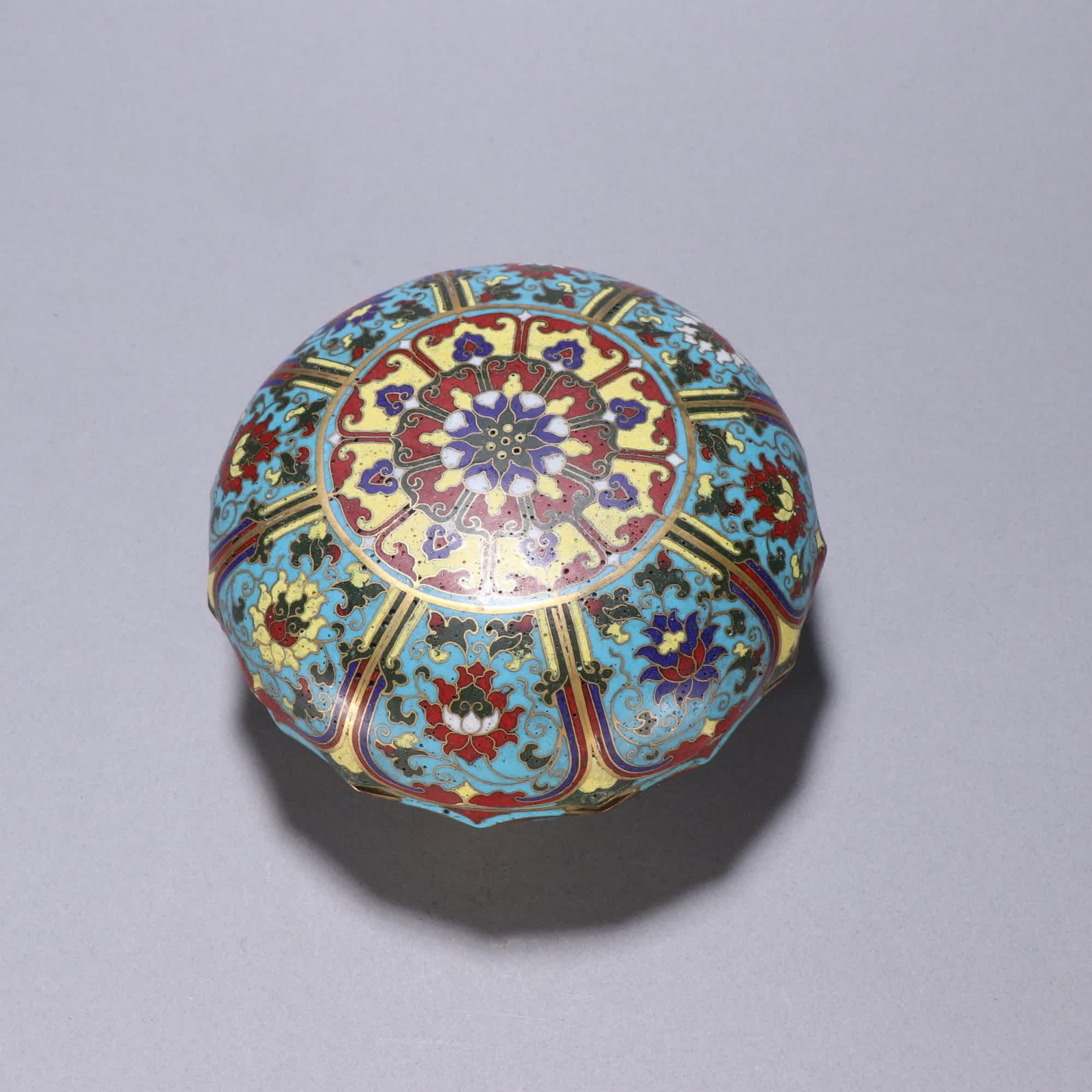 A Ming Dynasty gilt cloisonne lid box with entwined lotus branches and entwined lotus patterns: Ming Dynasty gilt bronze cloisonne lotus pattern lid box SIZE: H:7cm W:13cm W:946.2g (The Dimensions Of All Batches Are Manually Measured.If You Need More Detailed Information, Please Contact Our Cust
