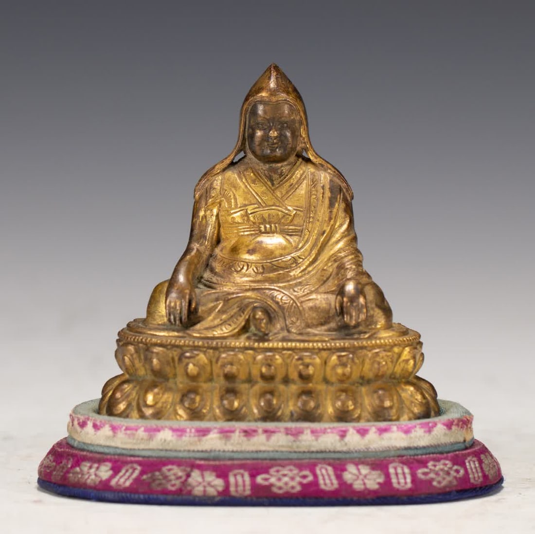 A Qing Dynasty gilt bronze Buddha statue: A gilt bronze Buddha statue from the Qing Dynasty SIZE: L:6.5cm W:4.5cm H:7cm W:300g (The Dimensions Of All Batches Are Manually Measured.If You Need More Detailed Information, Please Contact Our