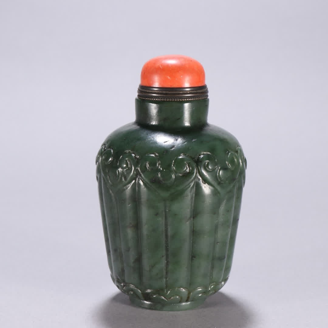 A Qing Dynasty jade ruyi lotus petal snuff bottle: Qing Dynasty Jade Ruyi Lotus Petal Pattern Snuff Bottle SIZE: H:9.5cm W:5.7cm W:341.9g (The Dimensions Of All Batches Are Manually Measured.If You Need More Detailed Information, Please Contact Our Cu