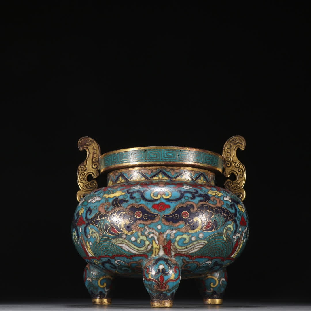 A Qing Dynasty bronze gilt cloisonne three-legged incense burner: Qing Dynasty gilt bronze cloisonne three-legged incense burner SIZE: H:12.7cm W:13.5cm W:864.9g (The Dimensions Of All Batches Are Manually Measured.If You Need More Detailed Information, Please