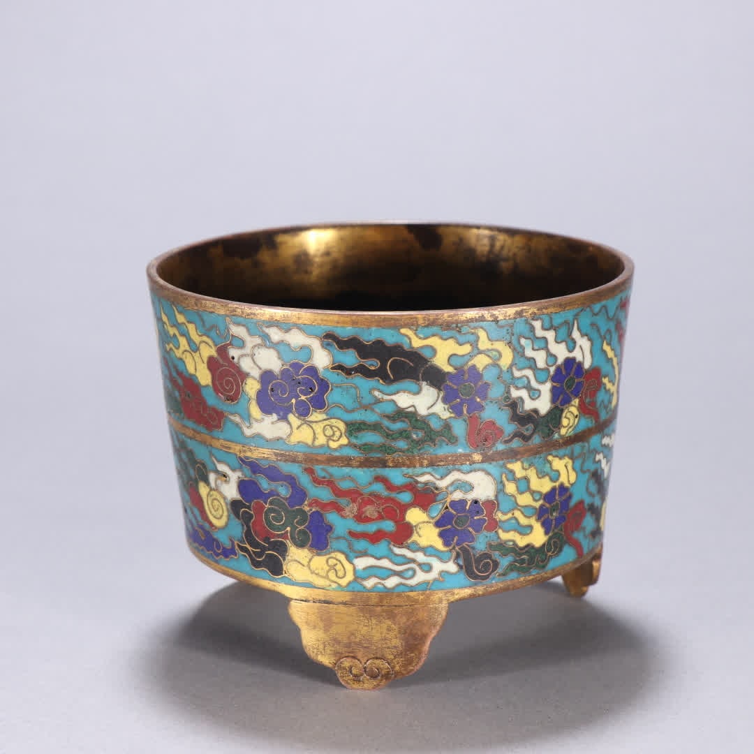 A Ming Dynasty bronze gilt cloisonne three-legged incense burner: Ming Dynasty gilt bronze cloisonne three-legged incense burner SIZE: H:7.2cm W:9.3cm W:320g (The Dimensions Of All Batches Are Manually Measured.If You Need More Detailed Information, Please Contact