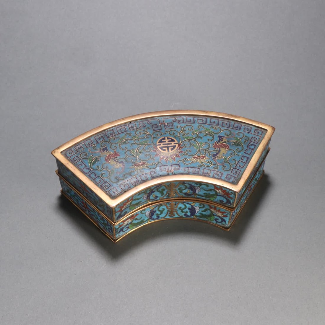 A Qing Dynasty copper gilt cloisonne lid box with Fortune and Longevity pattern (1 of 9)