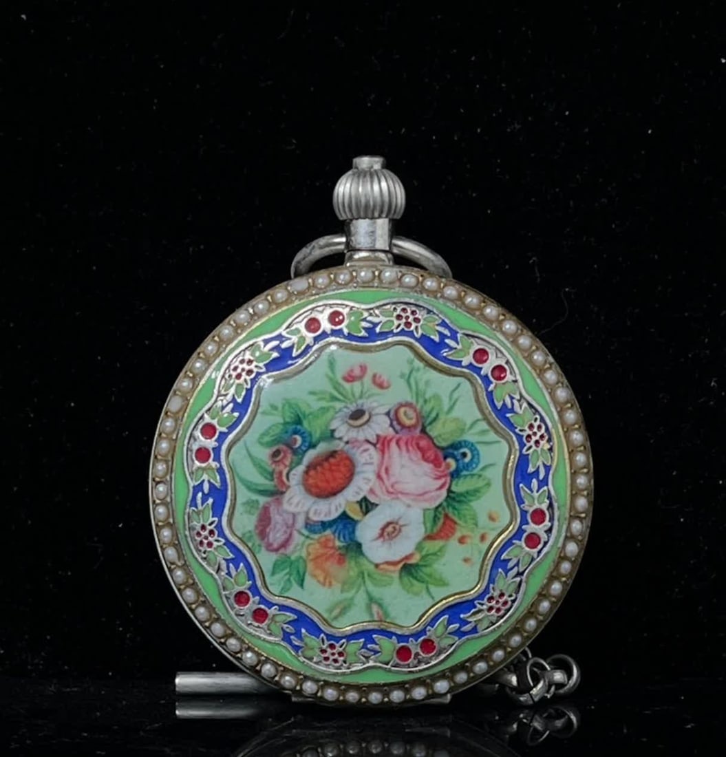 A late Qing dynasty double-open pocket watch: In the late Qing dynasty, I open my pocket watch in pairs SIZE: D:55mm (The Dimensions Of All Batches Are Manually Measured.If You Need More Detailed Information, Please Contact Our Customer Service