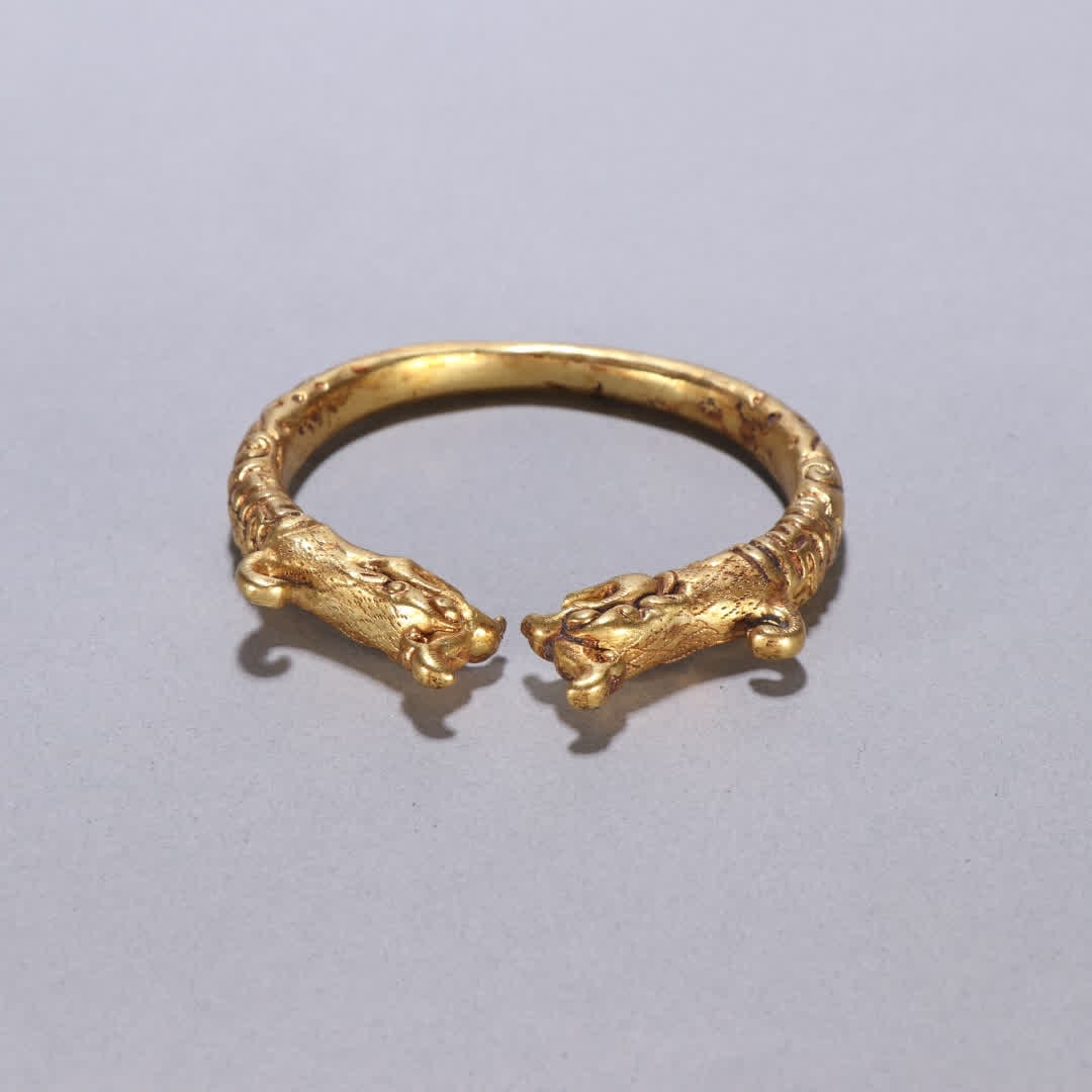 One gilt bronze double phoenix bracelet: Bronze gilt double phoenix bracelet SIZE: Inner diameter 5.1cm W: 1.6cm W: 85.3g (The Dimensions Of All Batches Are Manually Measured.If You Need More Detailed Information, Please Contact Our
