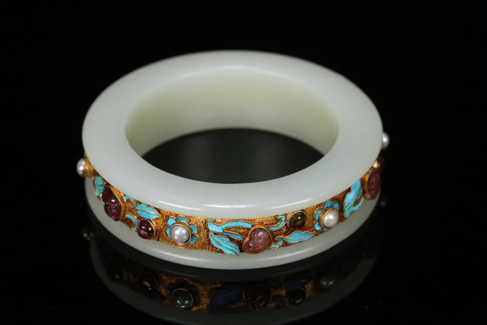 A Qing Dynasty court Hetian jade bracelet with silver-gilt dotted kingfisher and tourmaline: Qing dynasty court Hetian jade bracelets with silver-inlaid silver gilt dots and kingfisher inlay with tourmaline gemstones SIZE: Inner diameter 5.6cm, T:W:1.3cm, W:2cm, W:121.8g (The Dimensions Of
