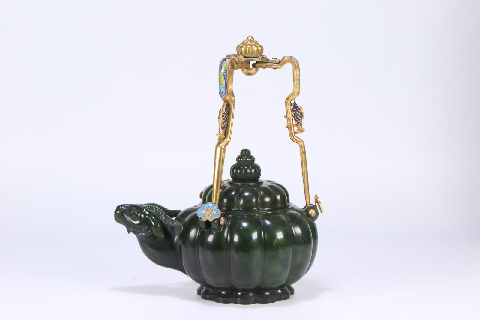 A Qing Dynasty Hetian jade goat-head melon-ridge handlebar: Qing Dynasty Hetian Jade Lamb-Head Melon-Ridge Handlebar Teapot SIZE: 24x18x12.5cm W:894g (The Dimensions Of All Batches Are Manually Measured.If You Need More Detailed Information, Please Contact