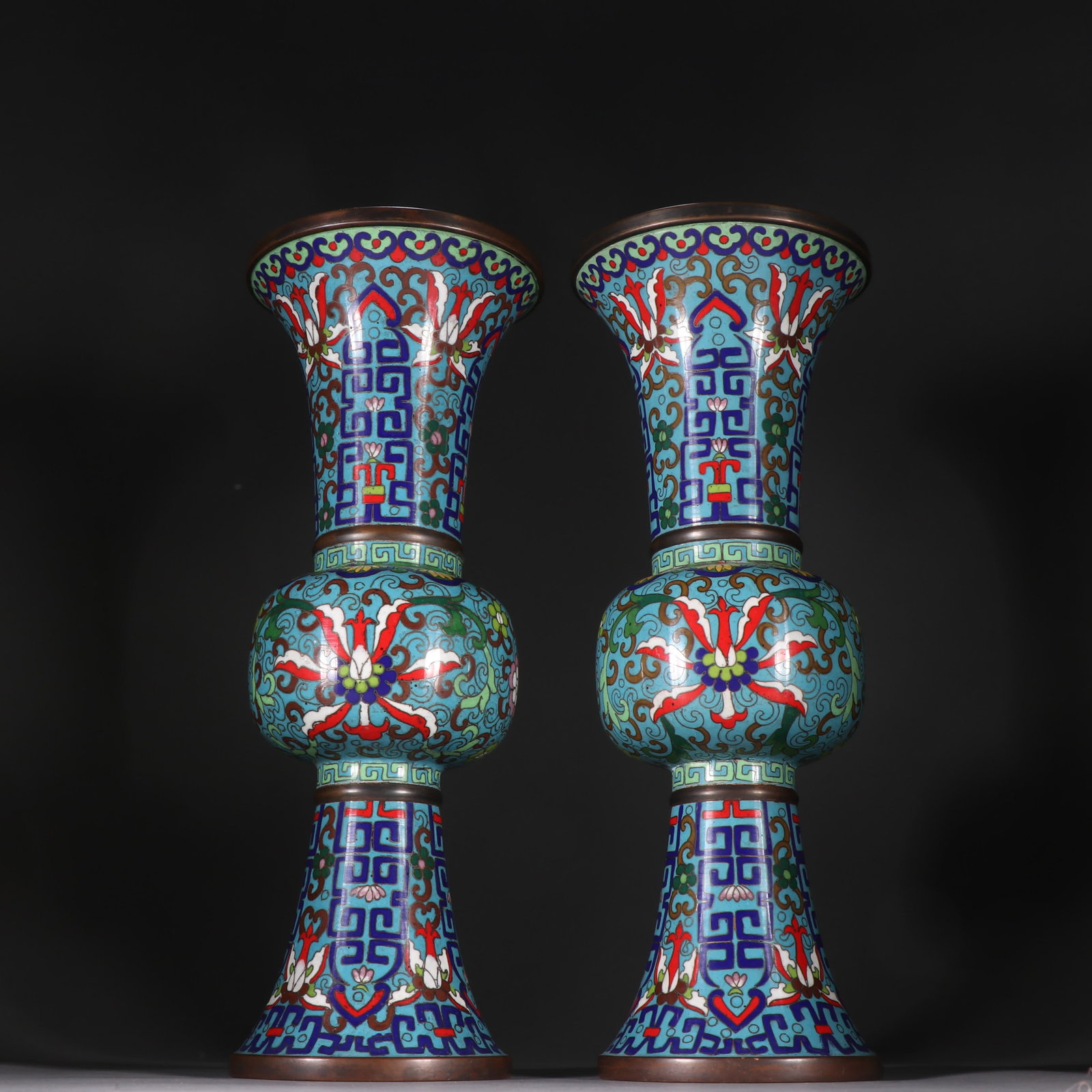 A pair of Qing dynasty cloisonne lotus flower vasses with entwined branches: A pair of cloisonne lotus flower vasses from the Qing Dynasty SIZE: H:21.3cm W:11.8cm Single W:990.2g (The Dimensions Of All Batches Are Manually Measured.If You Need More Detailed Information,