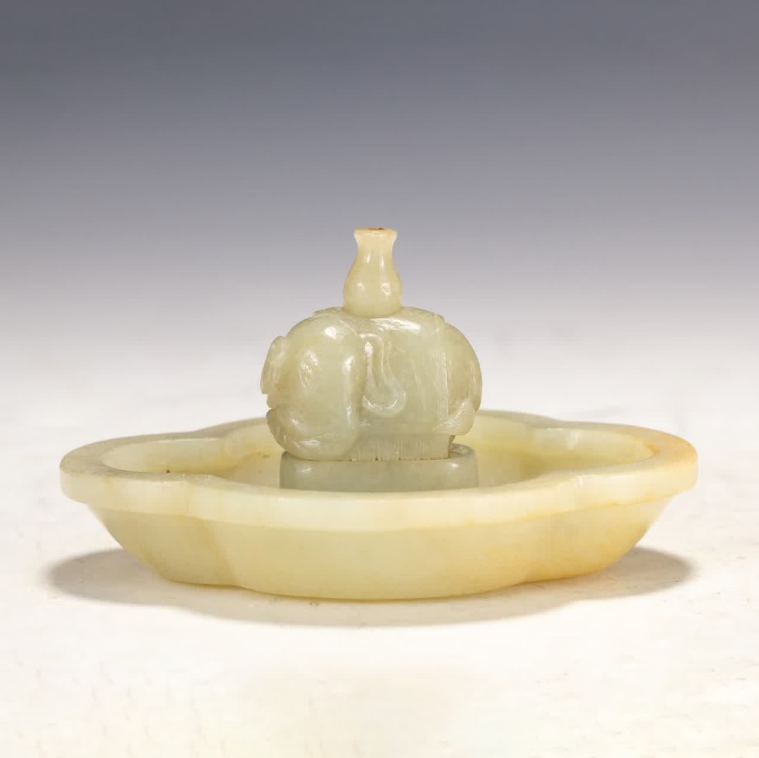 A piece of Qing Dynasty Hetian jade incense insert: Qing Dynasty Hetian jade incense planting SIZE: L:10cm W:8cm H:4cm W:170g (The Dimensions Of All Batches Are Manually Measured.If You Need More Detailed Information, Please Contact Our Customer