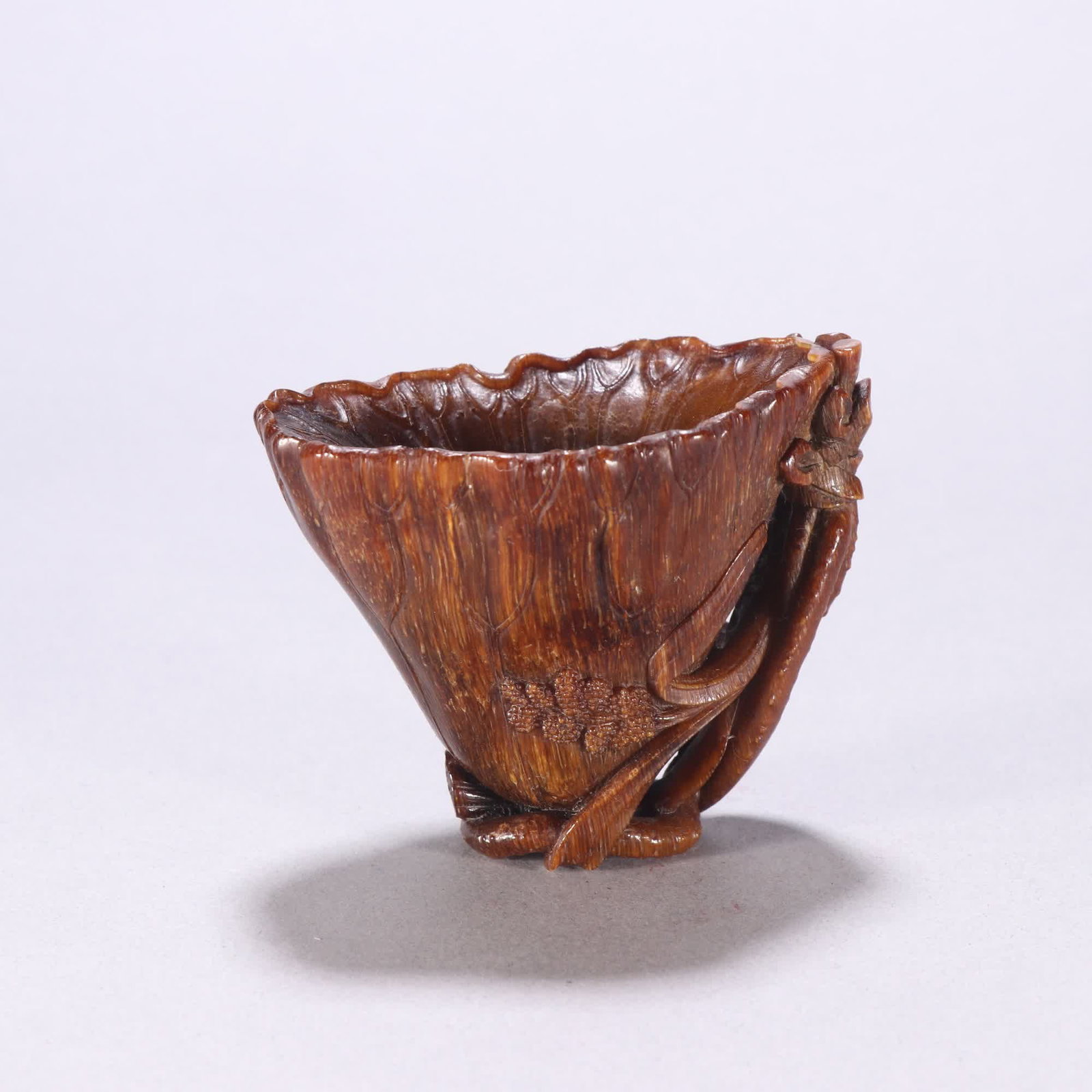 A precious horn-carved lotus leaf-patterned cup: A precious horn-carved lotus leaf patterned cup SIZE: H:6.7cm W:7.4cm W:75g (The Dimensions Of All Batches Are Manually Measured.If You Need More Detailed Information, Please Contact Our Customer