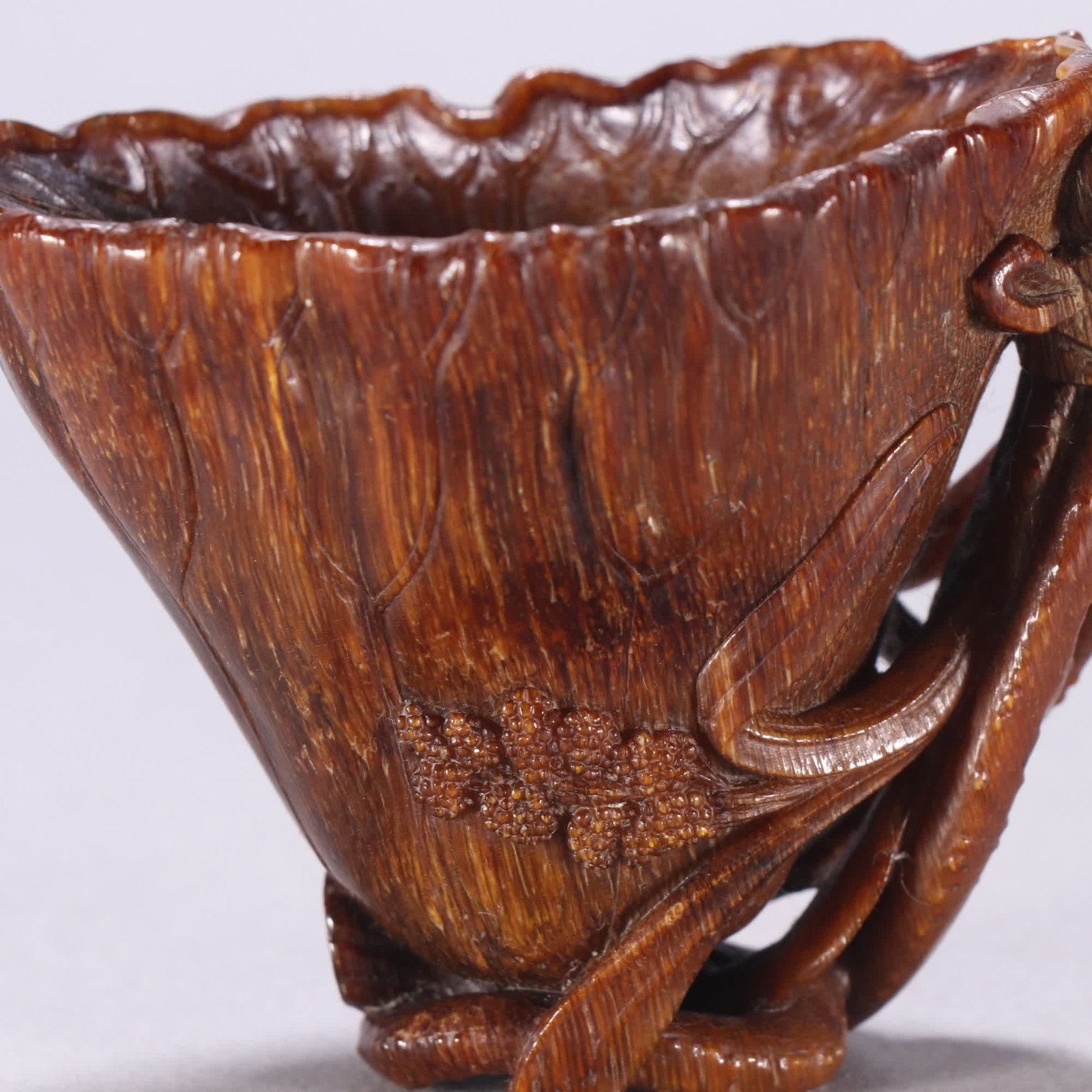 A precious horn-carved lotus leaf-patterned cup - 2