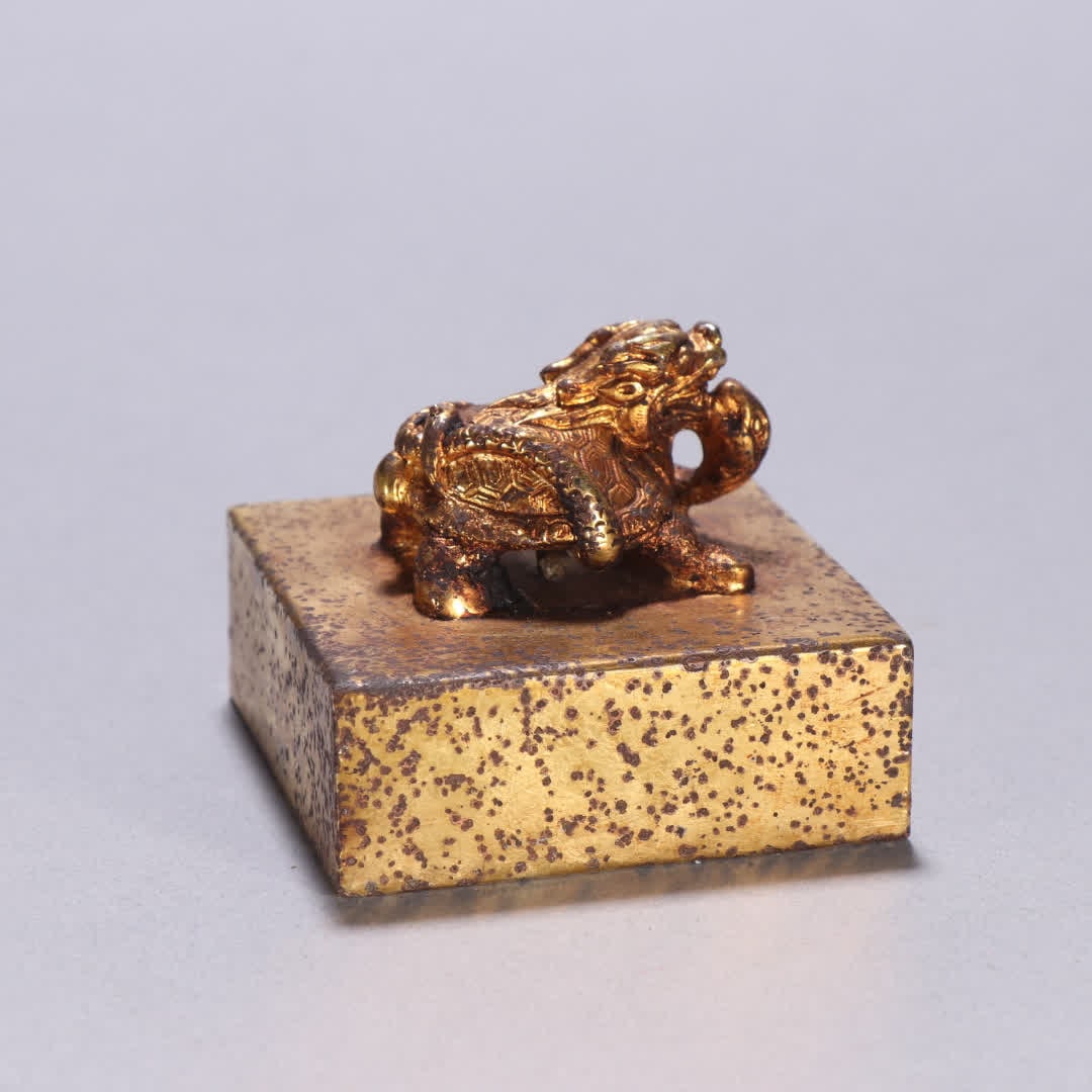 A bronze gilt seal with a dragon turtle knob: Bronze gilt dragon and turtle knob seal SIZE: H:4.6cm W:5.7cm W:680g (The Dimensions Of All Batches Are Manually Measured.If You Need More Detailed Information, Please Contact Our Customer Service