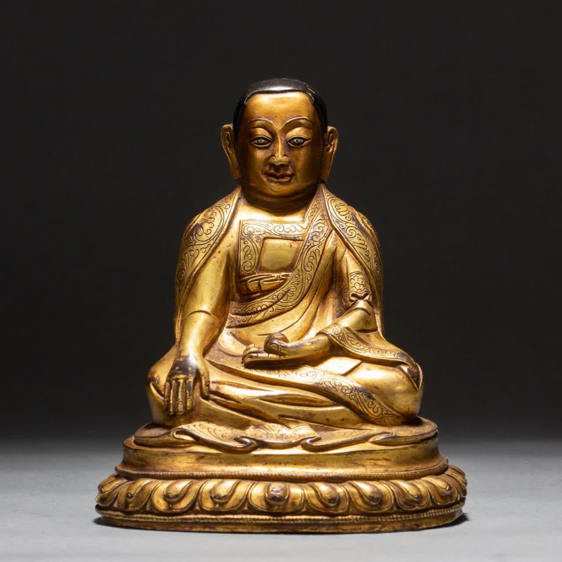 A Qing Dynasty gilt bronze Buddha statue: A gilt bronze Buddha statue from the Qing Dynasty SIZE: L:14cm W:12cm H:17cm W:1500g (The Dimensions Of All Batches Are Manually Measured.If You Need More Detailed Information, Please Contact Our