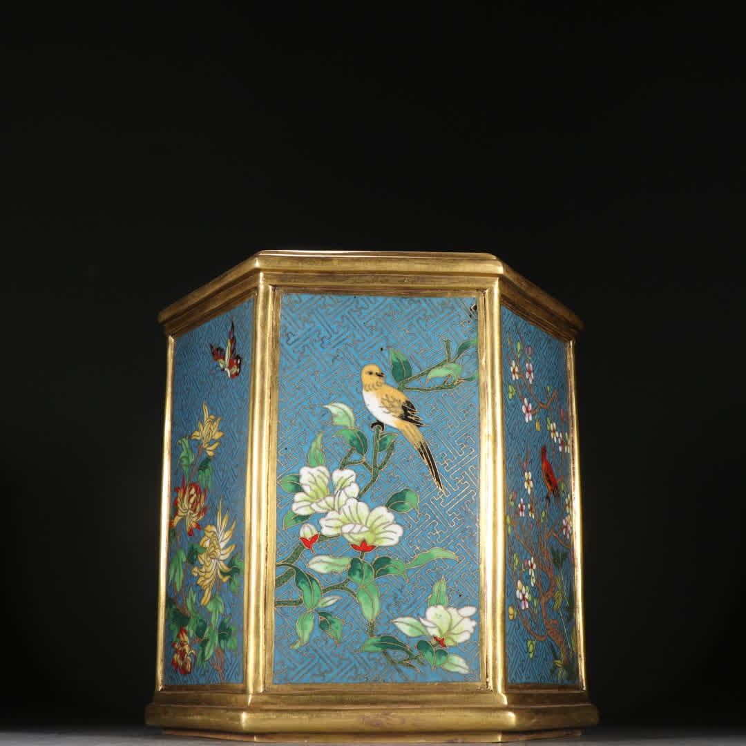 A Qing Dynasty copper gilt cloisonne hexagonal brush pot with floral and bird patterns: Qing Dynasty bronze gilt Jingtai hexagonal brush pot with blue-and-bird floral patterns SIZE: H:19.5cm W:17.8cm W:5860g (The Dimensions Of All Batches Are Manually Measured.If You Need More Detailed