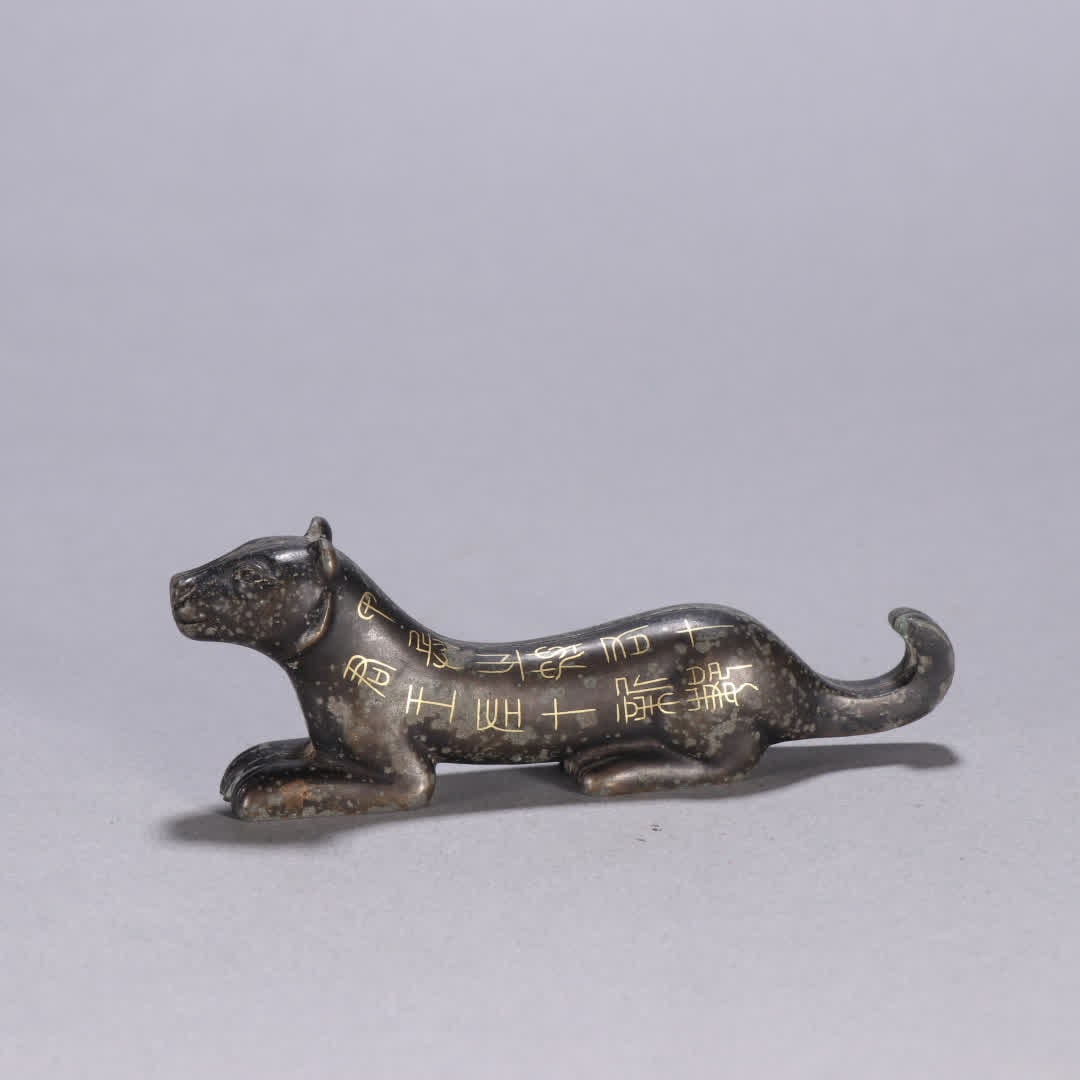 A bronze-inlaid tiger tally inlaid with gold and silver: Bronze tiger tally inlaid with gold and silver SIZE: H:3.3cm W:9.4cm W:154.3g (The Dimensions Of All Batches Are Manually Measured.If You Need More Detailed Information, Please Contact Our Customer