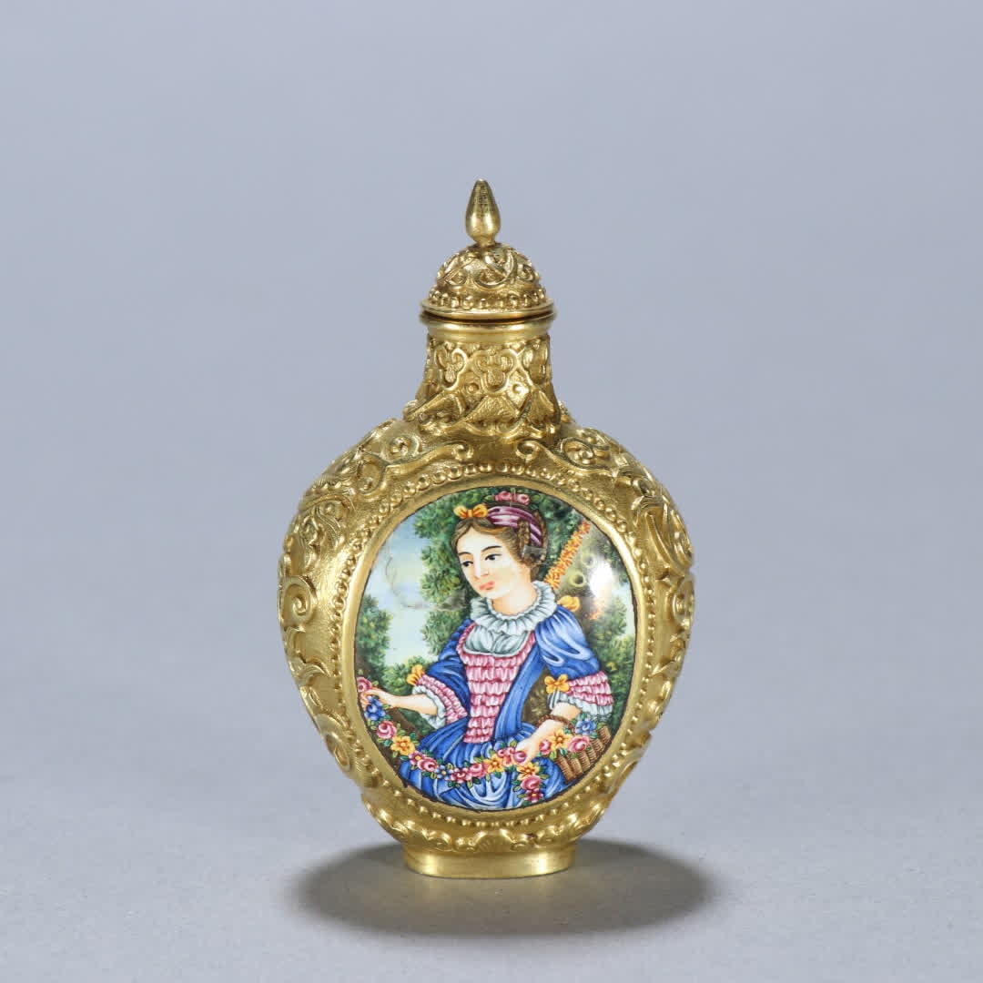 A Qing Dynasty porcelain-bodyed, gilded window painting enamel character story snuff bottle: Qing Dynasty porcelain-bodied, gilded, window painting, enamel character story snuff bottle SIZE: H:6.7cm W:3.9cm W:43.6g (The Dimensions Of All Batches Are Manually Measured.If You Need More