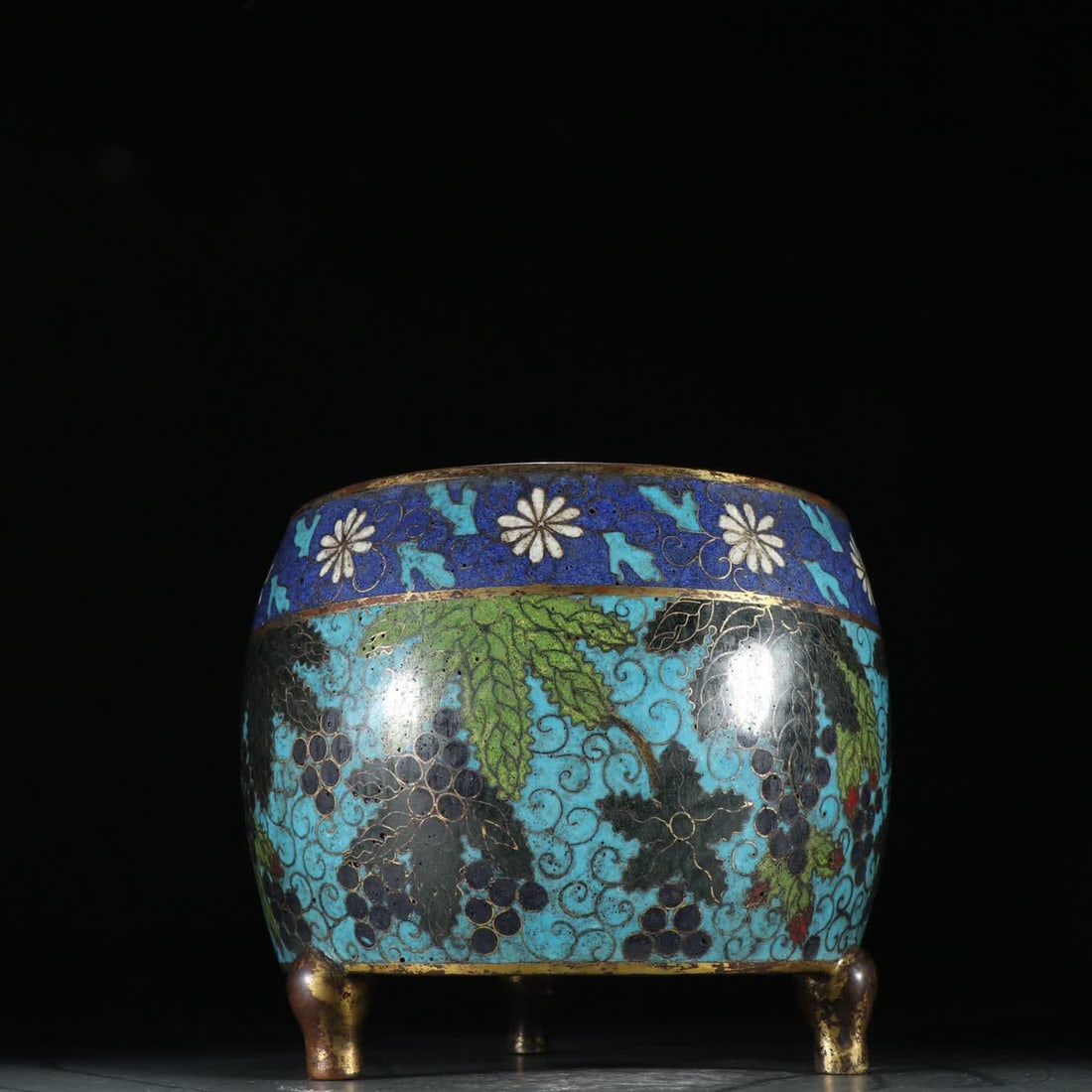 A Ming Dynasty bronze-bodied cloisonne grape incense burner: Ming Dynasty bronze-bodied cloisonne grape incense burner SIZE: H:16.7cm W:19cm W:1499.9g (The Dimensions Of All Batches Are Manually Measured.If You Need More Detailed Information, Please Contact