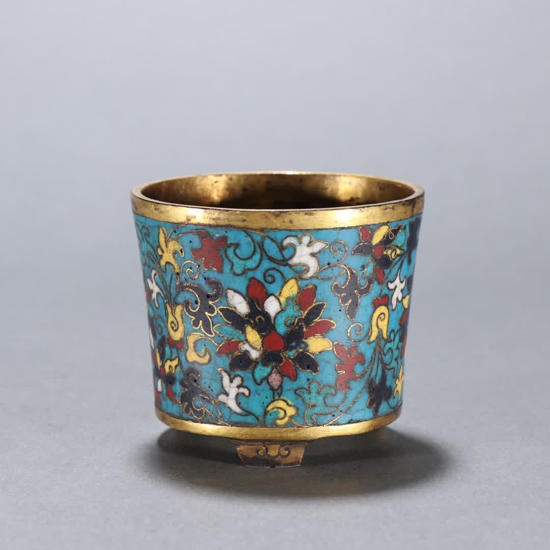 A small incense burner from the Qing Dynasty, gilded bronze cloisonne with entwined lotus branches: Qing Dynasty Gilt Copper cloisonne Lotus Branch Small Incense Burner SIZE: H:5.2cm W:5.9cm W:103.7g (The Dimensions Of All Batches Are Manually Measured.If You Need More Detailed Information, Please C