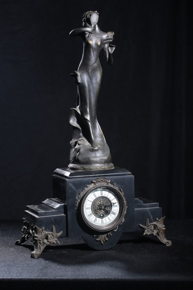 A 19th-century British Victorian period bronze carved portrait clock: Nineteenth century, British Victorian era, famous bronze carved mannequin clock SIZE: H:52cm L:32cm W:15cm (The Dimensions Of All Batches Are Manually Measured.If You Need More Detailed Information,